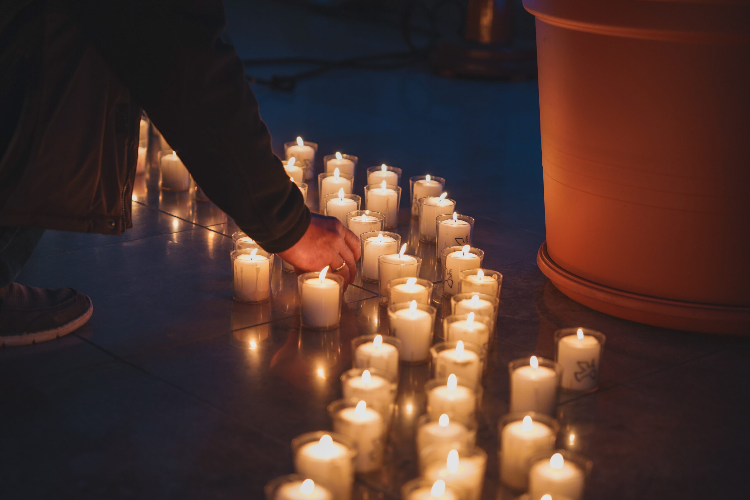 candles-7121577_by_Sebastian_Strauch_pixabay_pfarrbriefservice